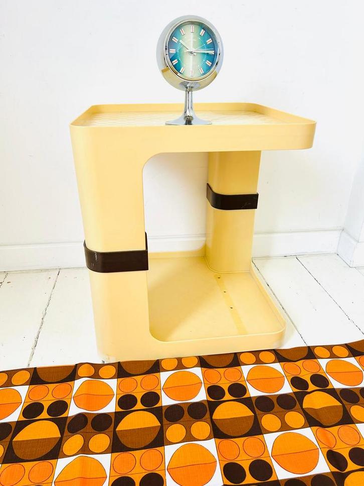 Flair Prisunic Space kleine tafel/dressoir uit de jaren 70, Huis en Inrichting, Woonaccessoires | Etagères, Gebruikt, Ophalen