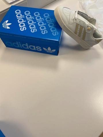 Adidas chaussures  beschikbaar voor biedingen