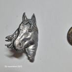 Set van 2 tinnen paardenhoofdspelden, Paard voor hoed, Dieren en Toebehoren, Verzenden, Zo goed als nieuw