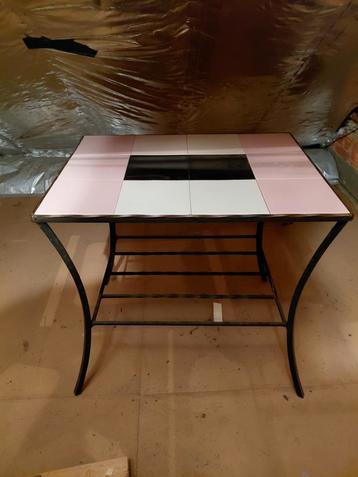 Tegeltafel met gietijzeren onderstel beschikbaar voor biedingen