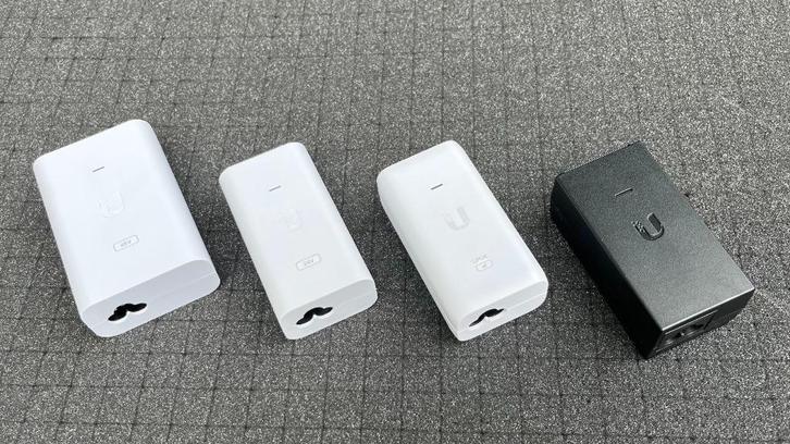 Unifi power over ethernet (PoE) injectoren (mee in stock), Computers en Software, Netwerk switches, Zo goed als nieuw, Ophalen of Verzenden