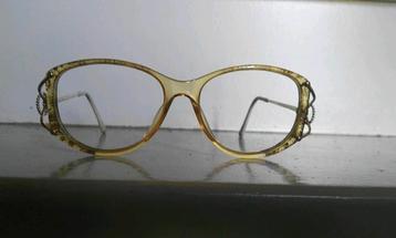 Vintage brilmontuur van Dior met witleren brillenetui in ori beschikbaar voor biedingen