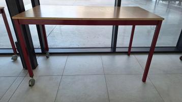 Lange tafel op wielen beschikbaar voor biedingen