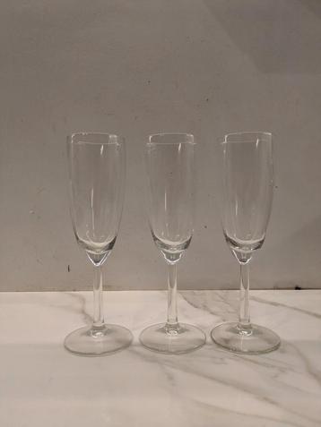 Champagneglazen  beschikbaar voor biedingen