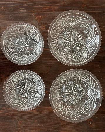 Set van 4 kommen/serveerschalen in glas. beschikbaar voor biedingen