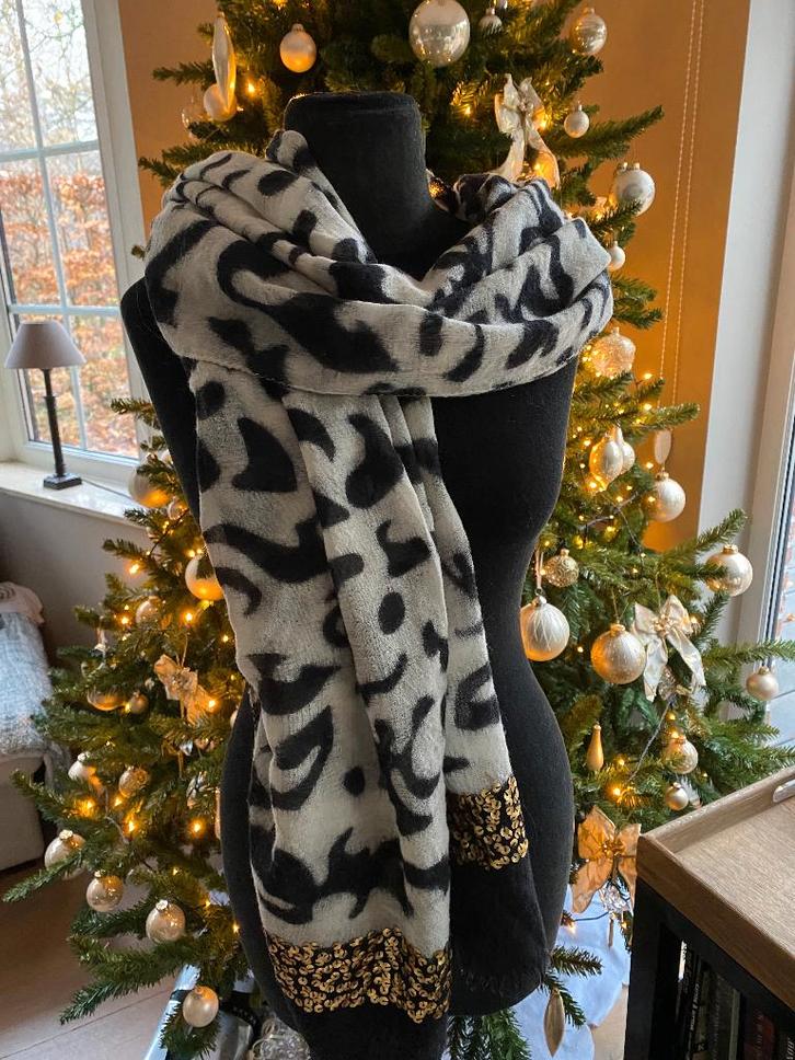 Essentiel pashmina in zwart/ecru print met lovertjes, Kleding | Dames, Mutsen, Sjaals en Handschoenen, Zo goed als nieuw, Sjaal