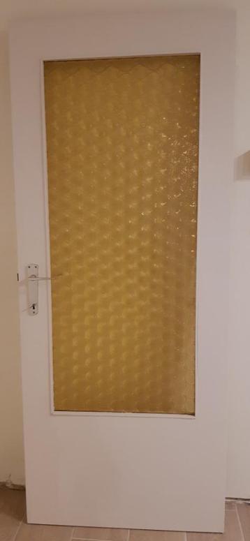 vintage deur met geel glas beschikbaar voor biedingen