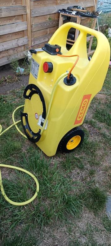 Sproeier Caddy voor aanvoer van 60 liter... Waarde 1200e   beschikbaar voor biedingen