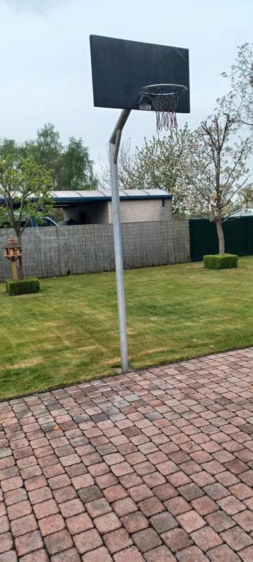 Basketbalpaal van aluminium.  beschikbaar voor biedingen