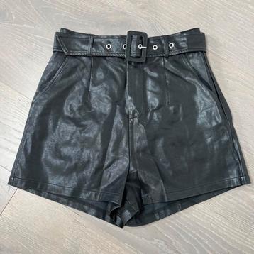 Short en cuir laqué taille S, Enlèvement ou Envoi, Comme neuf, Taille 36 (S)