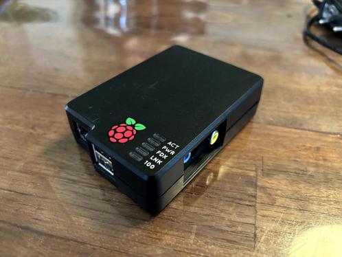 Raspberry Pi 1 met behuizing, voeding en SD-kaartje 32GB, Informatique & Logiciels, Ordinateurs de bureau, Utilisé, Moins de 2 Ghz