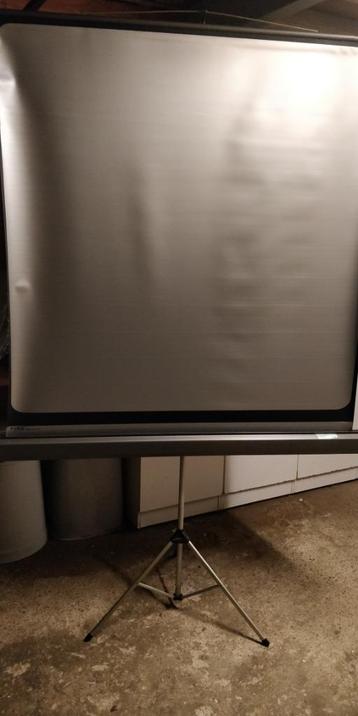 Diaprojector met bijhorend scherm beschikbaar voor biedingen
