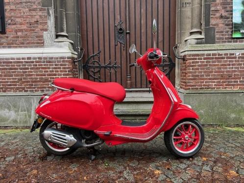 Vespa Primavera RED 50 bj 2022 met 1 JAAR garantie, Vélos & Vélomoteurs, Scooters | Vespa, Enlèvement