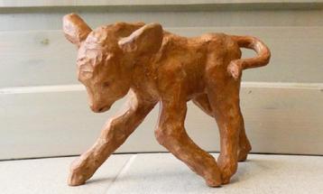 terracotta beeldje van een kalfje. beschikbaar voor biedingen