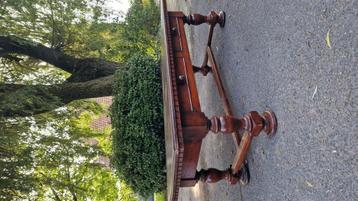 Massieve salontafel beschikbaar voor biedingen