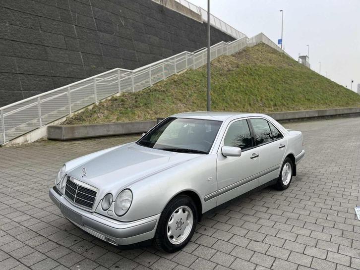 Mercedes - Benz E220 Elegance Automaat 135.000km's (carpass), Auto's, Mercedes-Benz, Bedrijf, Te koop, E-Klasse, ABS, Airbags