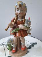 Statue d'une jeune fille tenant des fleurs (porcelaine allem, Comme neuf, Enlèvement ou Envoi