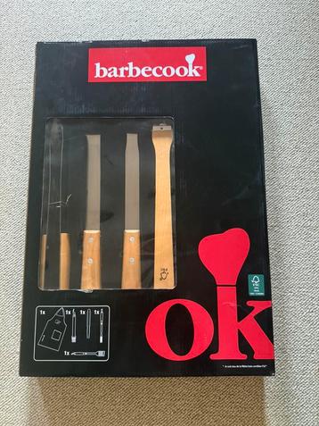 Set de barbecue avec démarreur à charbon disponible aux enchères