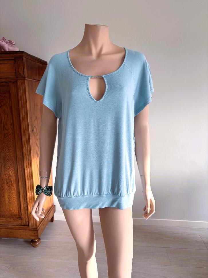 Caroline Biss – Lichtblauwe top met keyhole detail |  44, Kleding | Dames, Blouses en Tunieken, Zo goed als nieuw, Maat 42/44 (L)