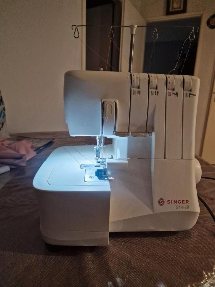 Surjeteuse 4 fils marque Singer S14-78, Hobby en Vrije tijd, Naaimachines en Toebehoren, Zo goed als nieuw, Lockmachine, Ophalen