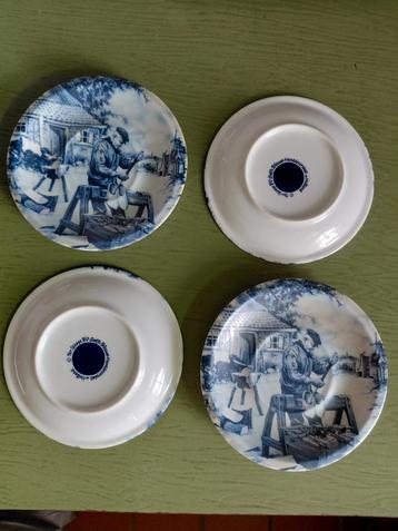 4 soucoupes bleues de Delft peintes à la main, Enlèvement ou Envoi, Neuf, Porcelaine, Assiette ou Plat
