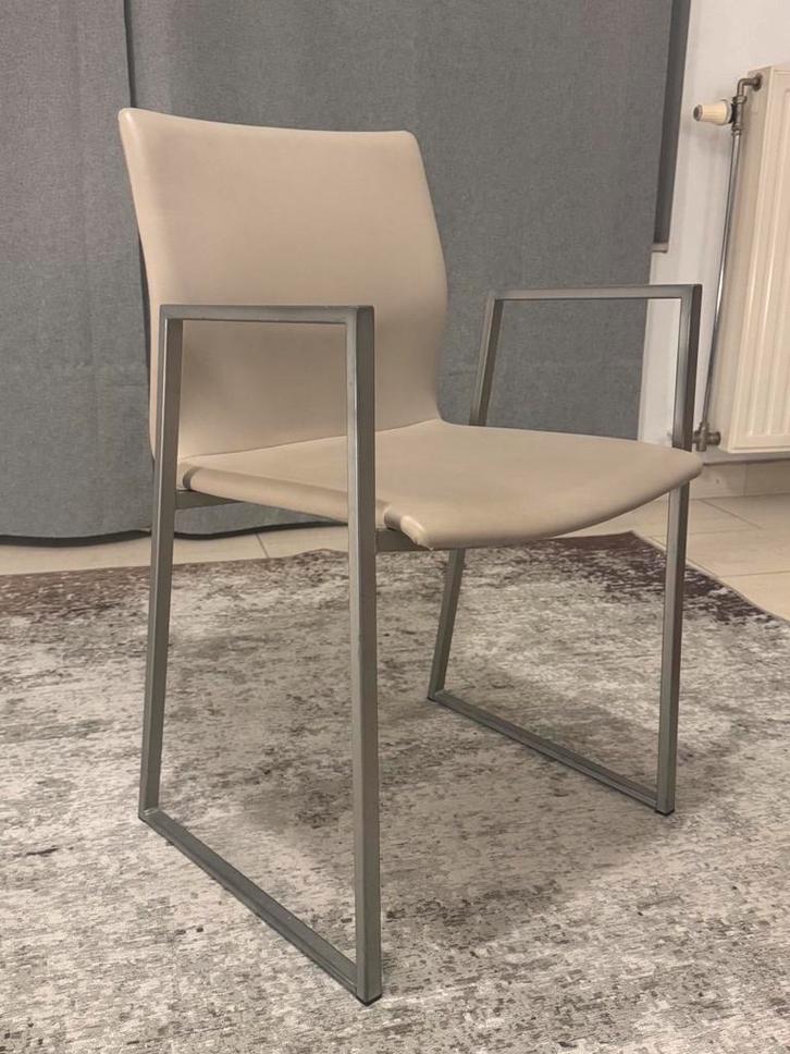 Moderne stoelen - fiber en stevige metaal, Huis en Inrichting, Stoelen, Zo goed als nieuw, Vijf, Zes of meer stoelen, Kunststof