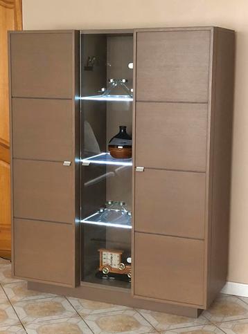 Moderne vitrinekast + wandplank in set beschikbaar voor biedingen