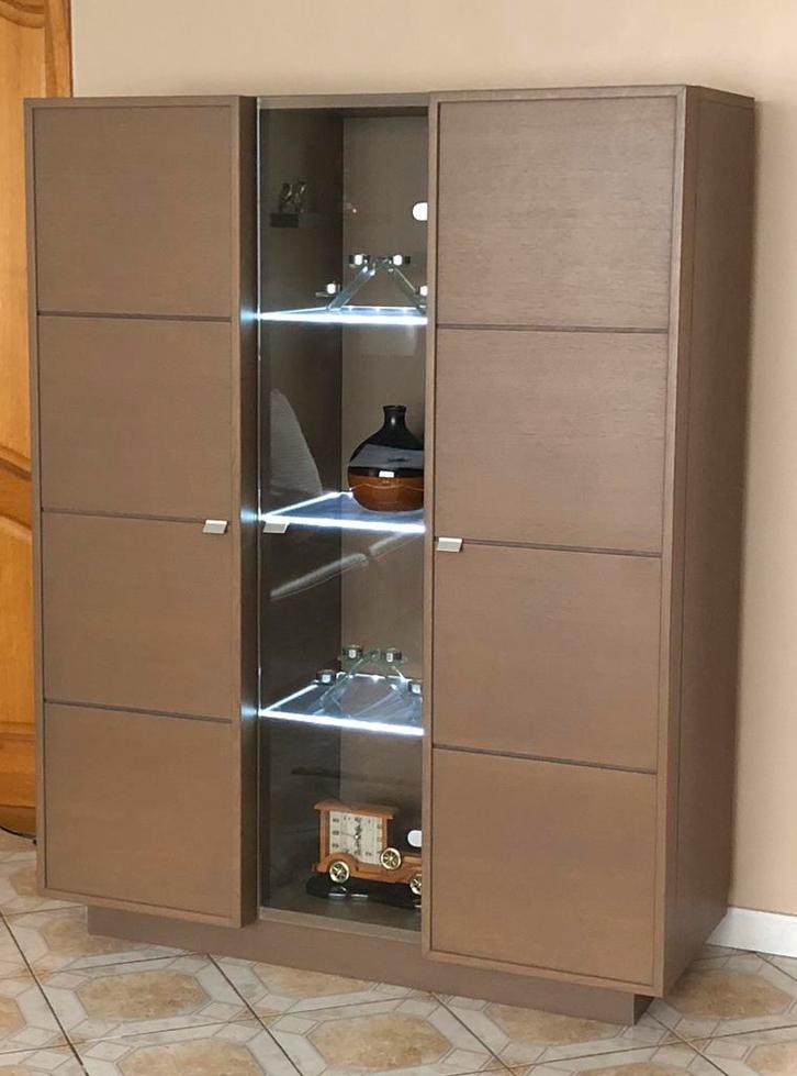 Moderne vitrinekast + wandplank in set, Huis en Inrichting, Kasten | Vitrinekasten, Zo goed als nieuw, Ophalen