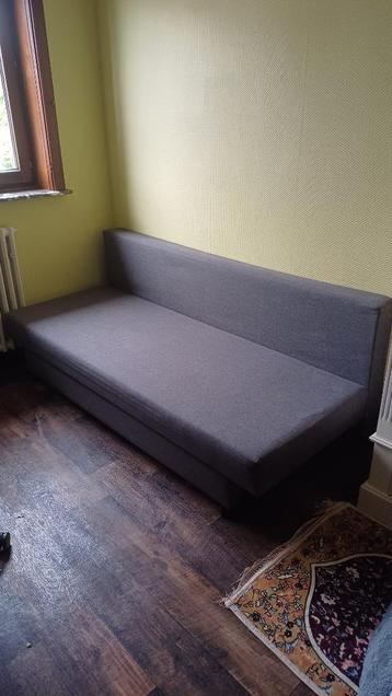 Moderne en comfortabele uitklapbare zetel – ideaal voor klei beschikbaar voor biedingen