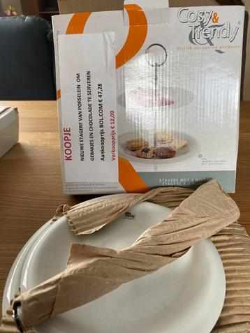 Nieuwe etagère v porselein om gebakjes & koekjes te serveren beschikbaar voor biedingen