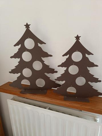 2 ijzeren kerstbomen. Hoogte: 40 + 49 cm. Breedte: 32 + 41cm