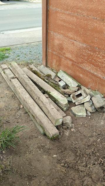 Steenpuin, betonpuin, betonpalen gratis. Er is nog meer. beschikbaar voor biedingen