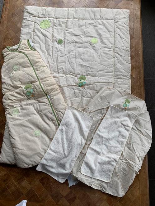 Lichtgekleurde babykleertjes. Groen bijenpatroon. Negen, Kinderen en Baby's, Kinderkamer | Beddengoed, Nieuw