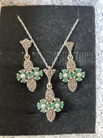 Prachtige zilveren oorbellen en hanger met smaragd