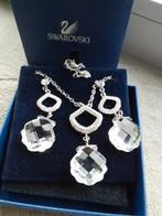 Ensemble Swarovski (boucles d'oreilles et collier), Enlèvement