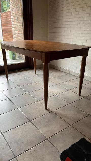 retro tafel in zeer goede staat beschikbaar voor biedingen