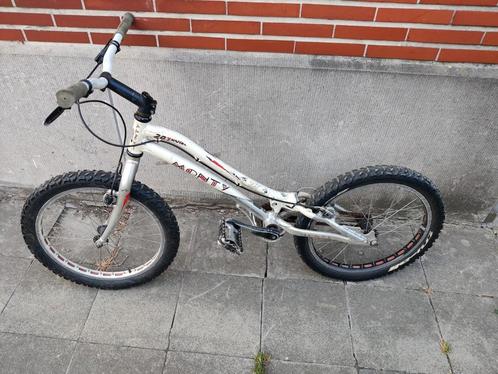 Trial bike / fiets Monty, Fietsen en Brommers, Fietsen | Crossfietsen en BMX, Gebruikt, Aluminium, Stuur 360° draaibaar, Ophalen