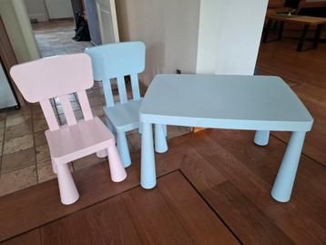 Kindertafel met 2 kinderstoelen beschikbaar voor biedingen
