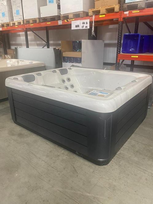 Riptide Spa 174-2 – voor 3 personen, Tuin en Terras, Bubbelbaden en Hottubs, Zo goed als nieuw, Vast, Afdekzeil, Filter, Pomp