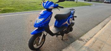 Tgb scooter 125cc met maar 2800km orginele rijd perfect  beschikbaar voor biedingen