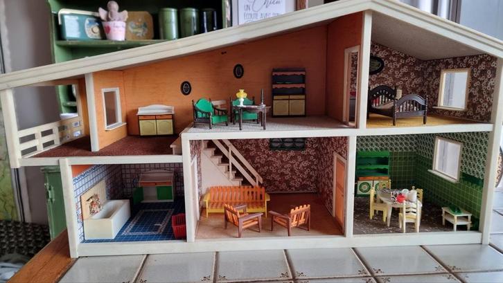 Poppenhuis met meubeltjes, Verzamelen, Poppenhuizen en Toebehoren, Poppenhuis, Ophalen of Verzenden