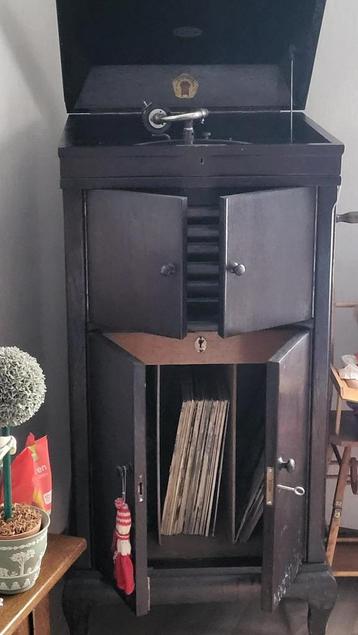 Grammofoon meubel met muntinworp beschikbaar voor biedingen