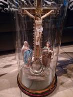 Oude globe met oud plaasteren kruisbeeld, Ophalen