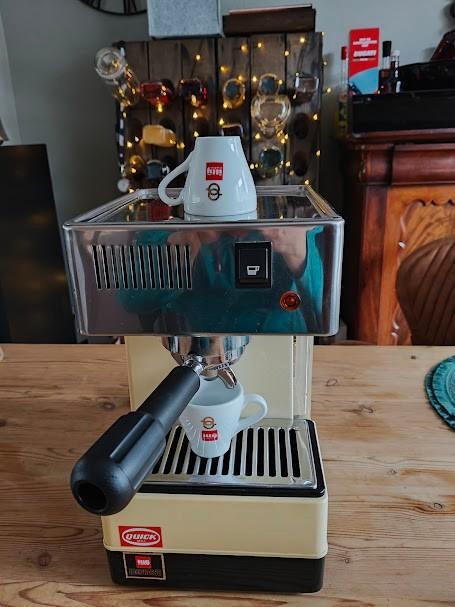 Quick Mill 820 avec 2 tasses à expresso Illy, Electroménager, Cafetières, Utilisé, Café moulu, Machine à espresso, 1 tasse, Réservoir d'eau amovible