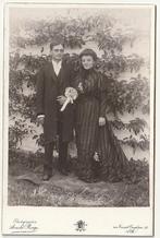 Photo Cabinet Couple jeunes mariés femme robe noire Ath, Envoi, Utilisé, Autres sujets/thèmes, Photo