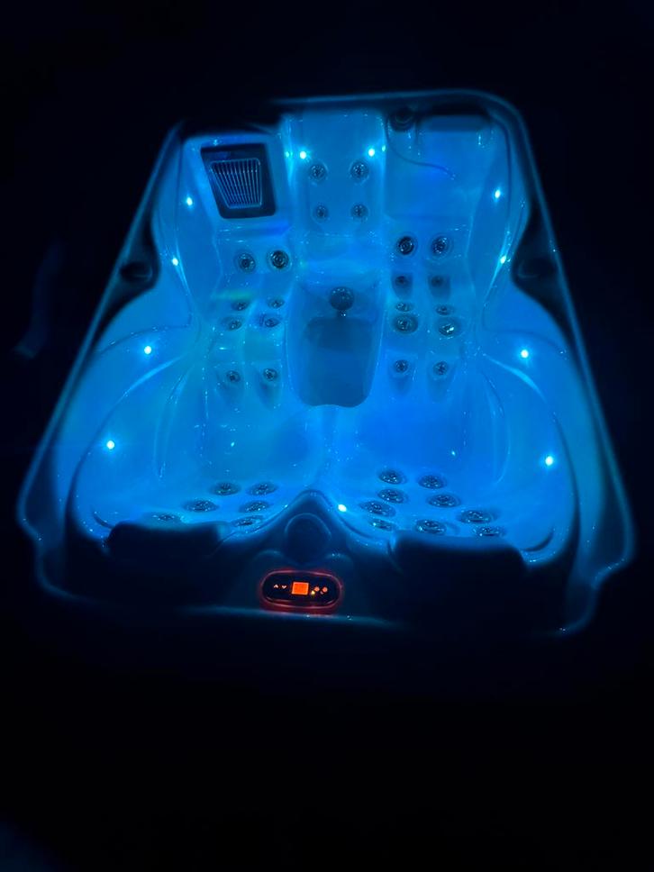 🌴Luxe Wellis Jacuzzi 3 Persoons 2 Ligplaatsen🌴, Tuin en Terras, Bubbelbaden en Hottubs, Zo goed als nieuw, Ophalen of Verzenden