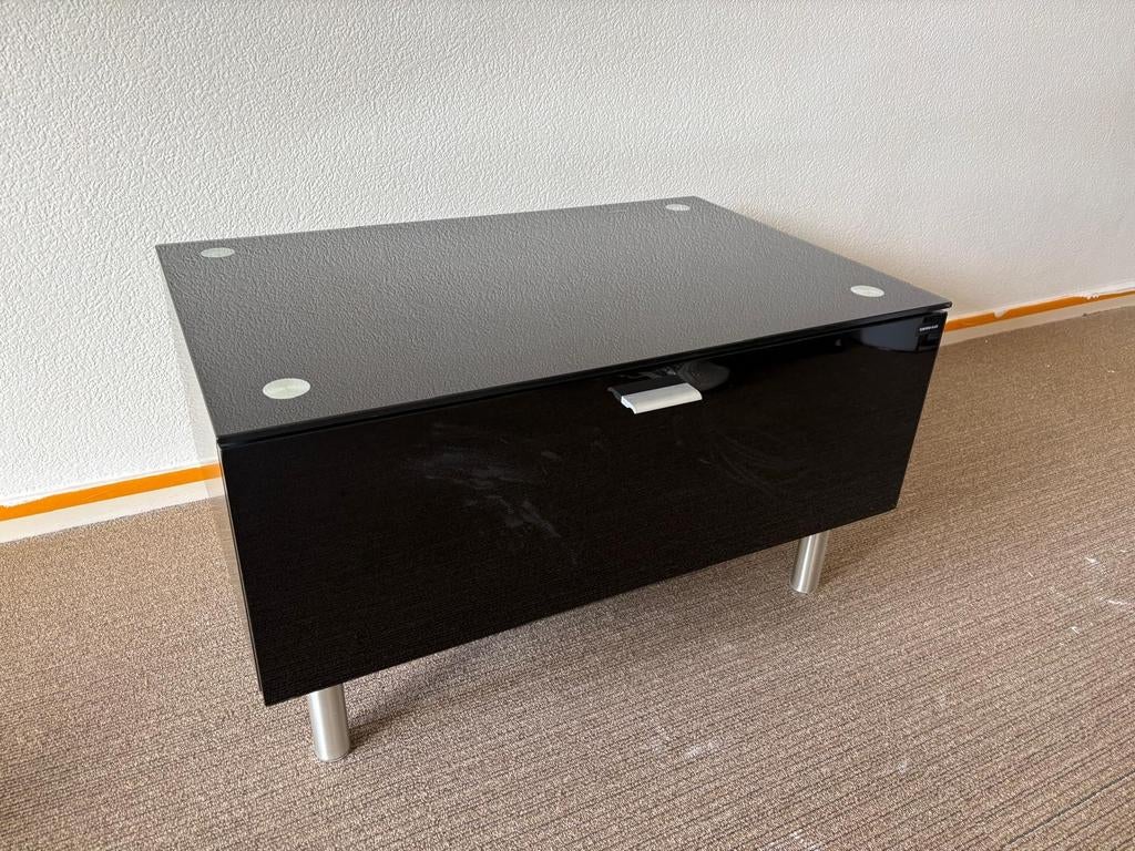 Meuble TV noir, Enlèvement