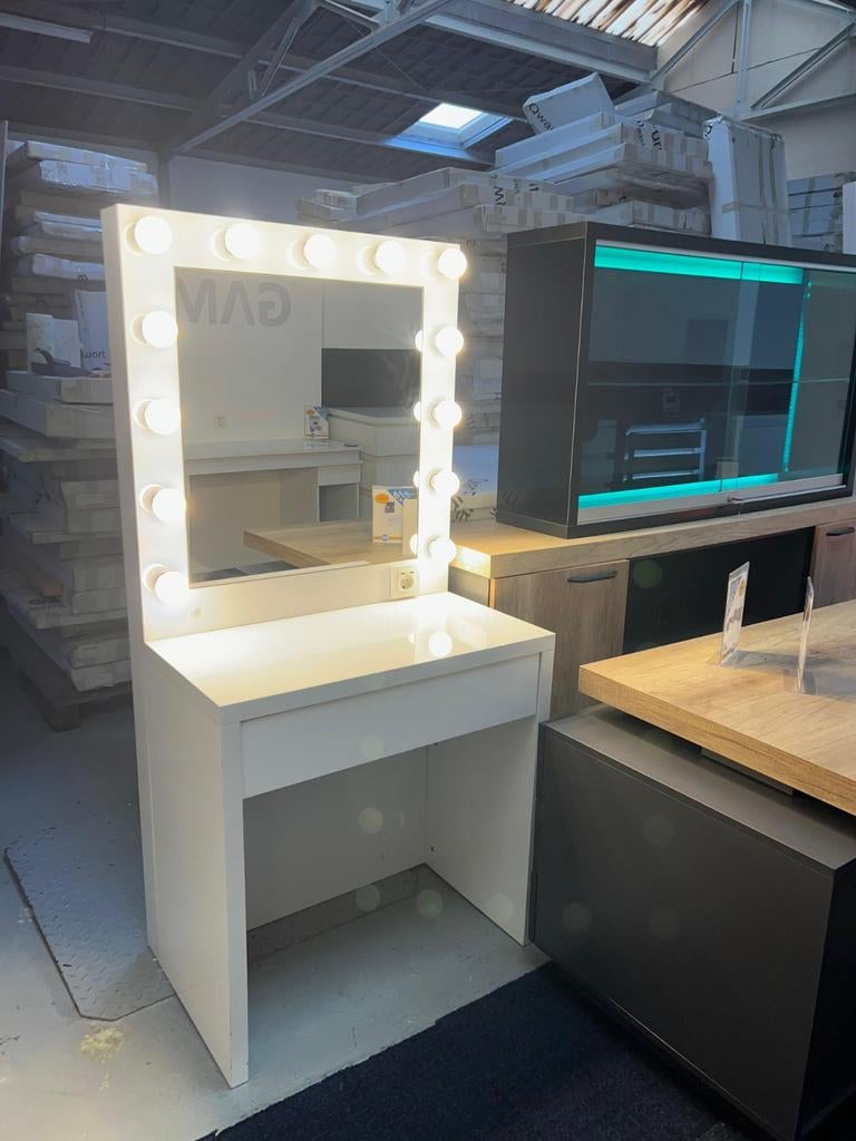 AFFICHER LE MODÈLE DE TABLE DE MAQUILLAGE DE COULEUR BLANCHE, Enlèvement