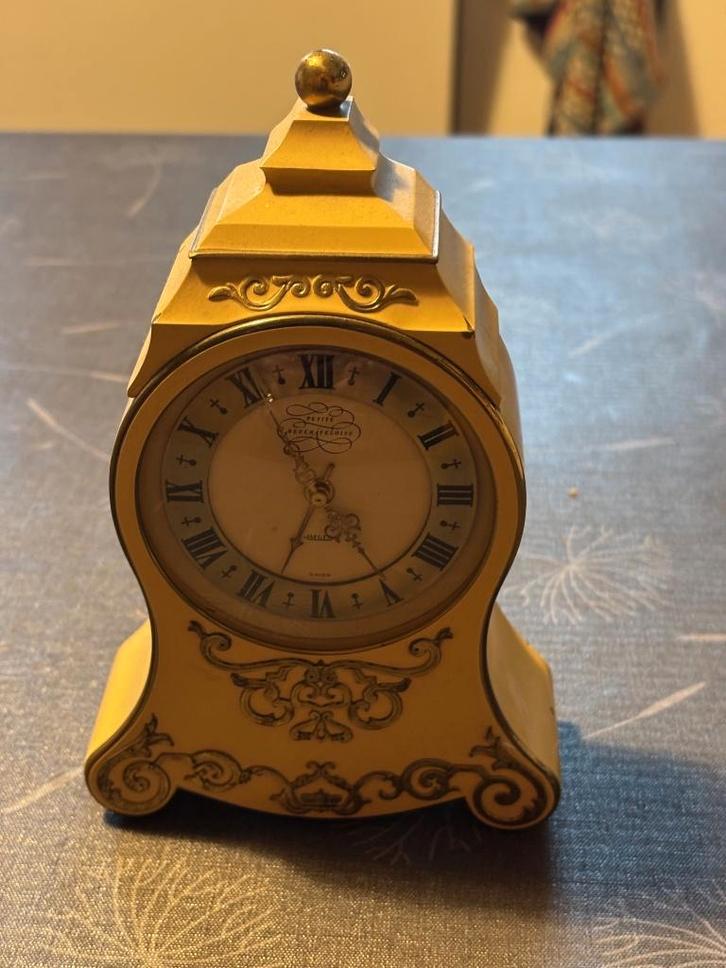 L'élégance horlogère : La Petite Neuchâteloise par Jaeger, Antiquités & Art, Antiquités | Horloges, Enlèvement