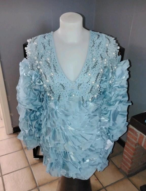 ROBE LUXE MINI À MANCHES LONGUES - VOLANTS ORNÉE - COL V, Neuf, Enlèvement ou Envoi, Taille 36 (S), Robe de cocktail